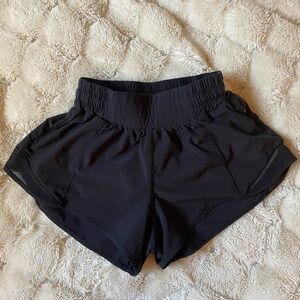 lululemon low rise 2.5” hotty hot shorts